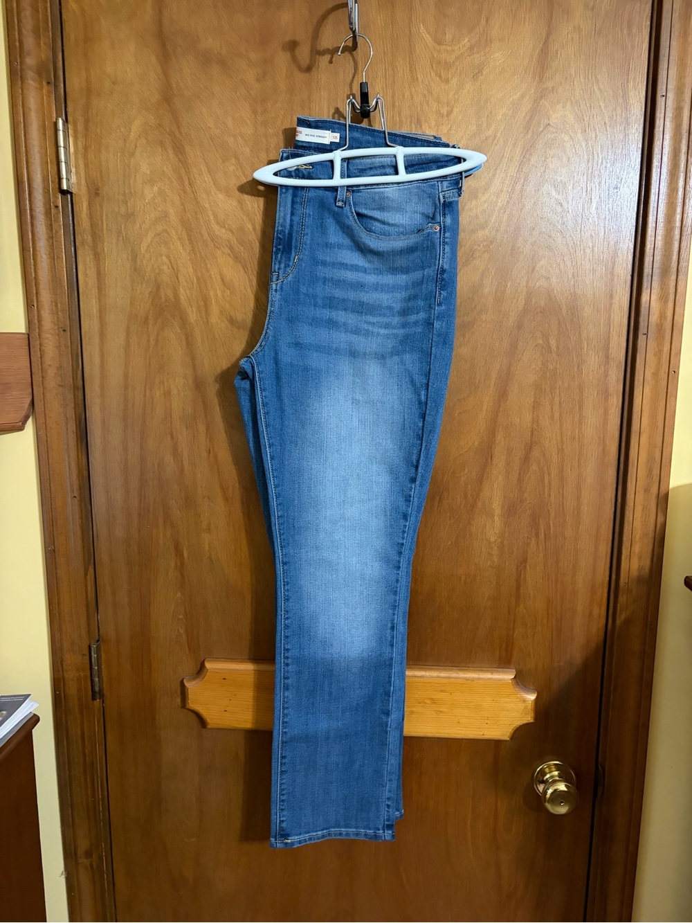 Levi's Signature Mid-Rise Straight Jeans in Blue